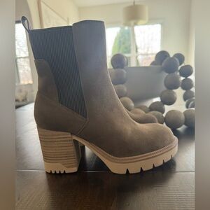 Altar’d State Women’s Suede Block Heel Chelsea Boot - Taupe~Size 7